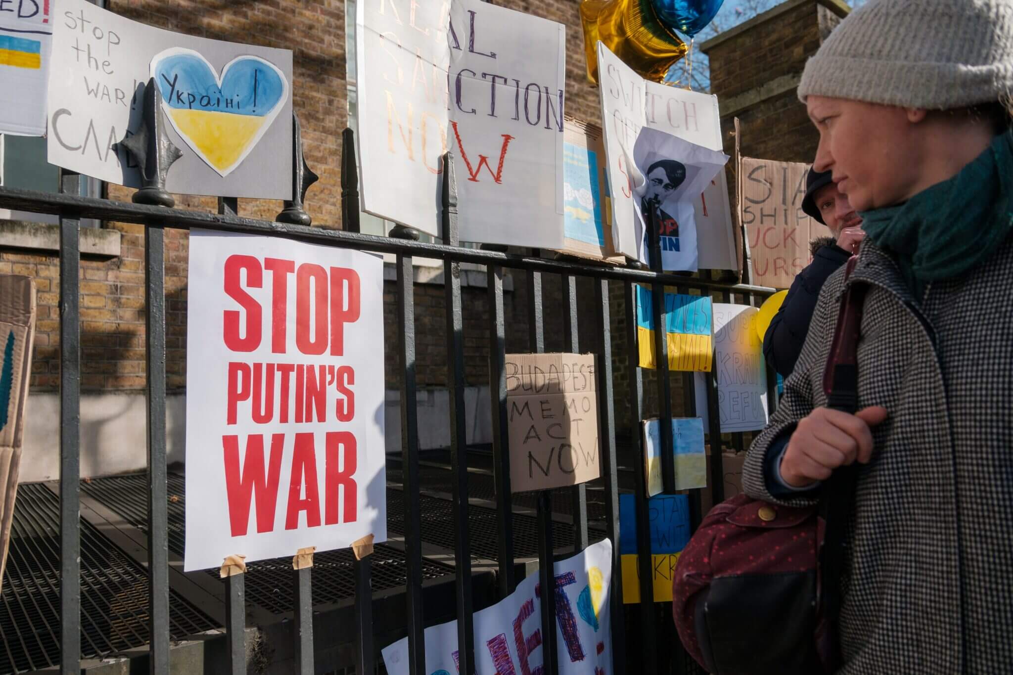 Russia losing ground in Ukraine despite successful steel plant siege