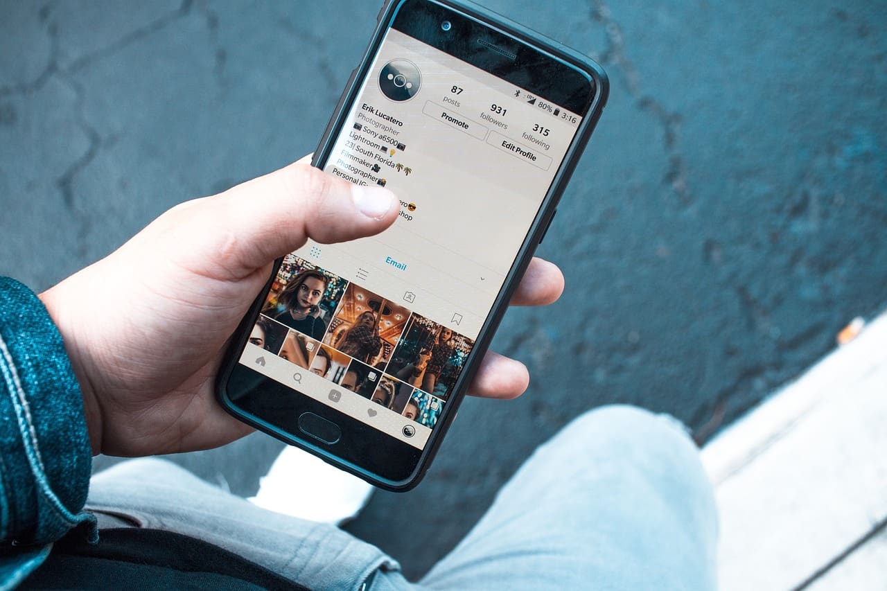 Social media user browsing through Instagram. Credit :Erik_Lucatero/Pixabay